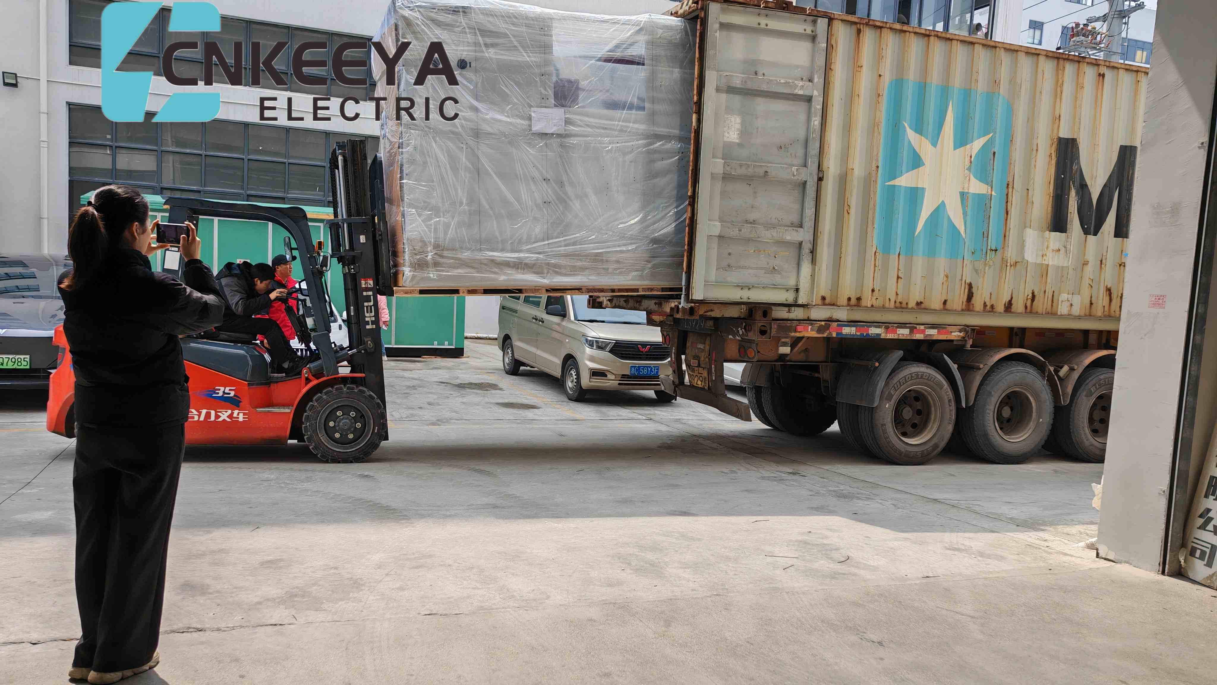 Fyra KYN61-skåp från företaget laddades och skickades framgångsrikt för att hjälpa till vid konstruktionen av kraftprojekt för ukrainska kunder